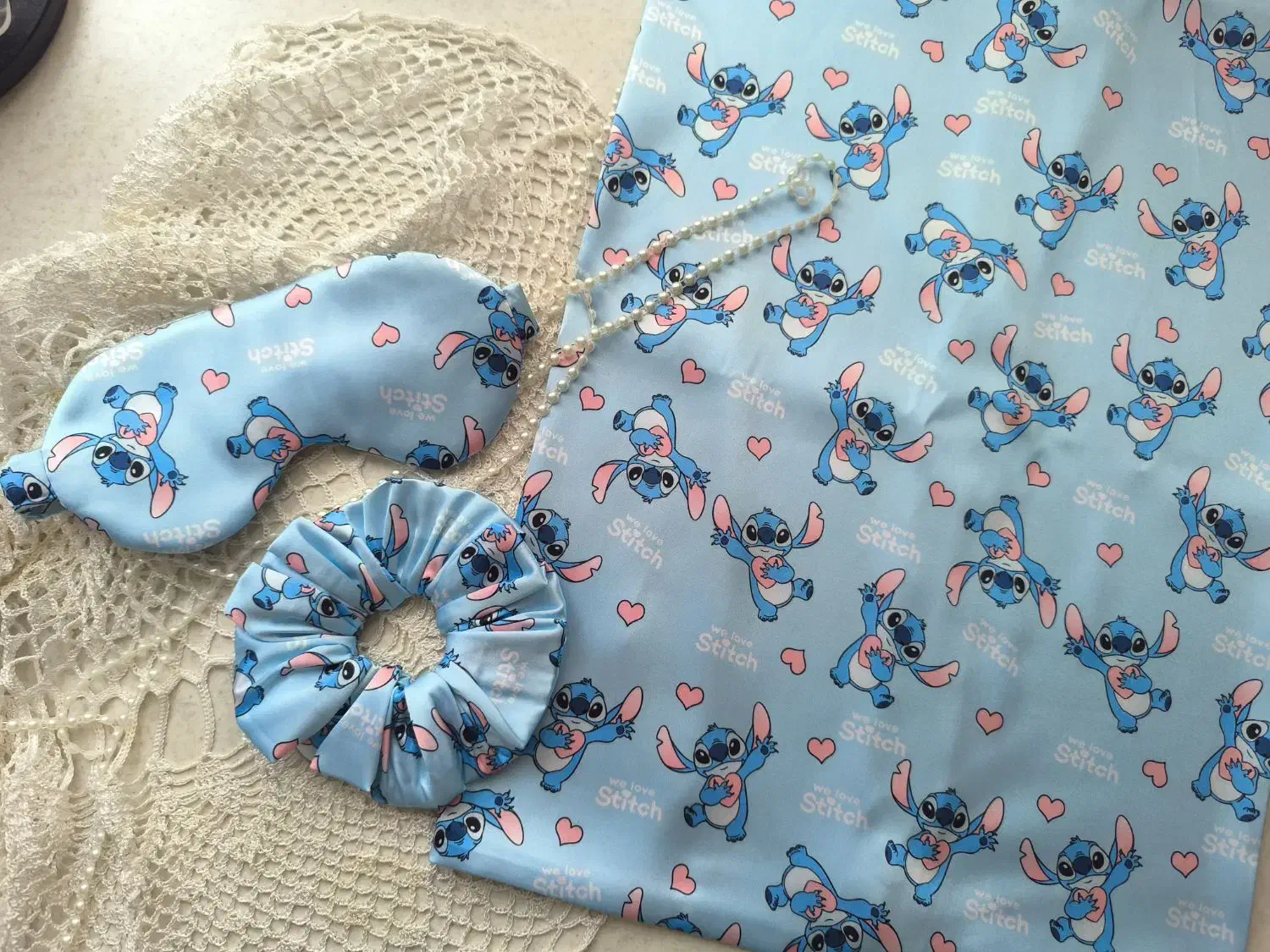 روبالشتی ساتن بهمراه اسکرانچی و چشم بند..|رختخواب، بالش، پتو|بیرجند, |دیوار