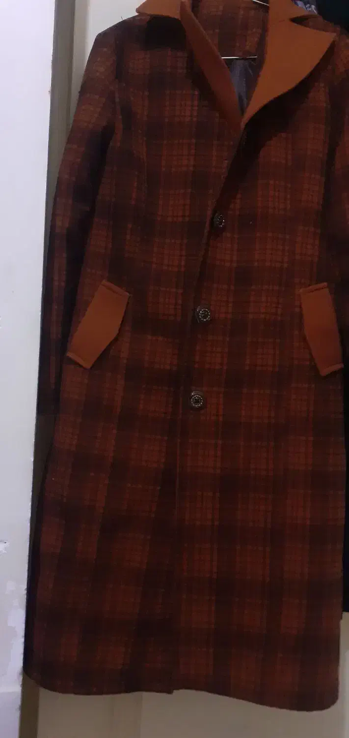 پالتو|لباس|تربتحیدریه, باغ ملی|دیوار