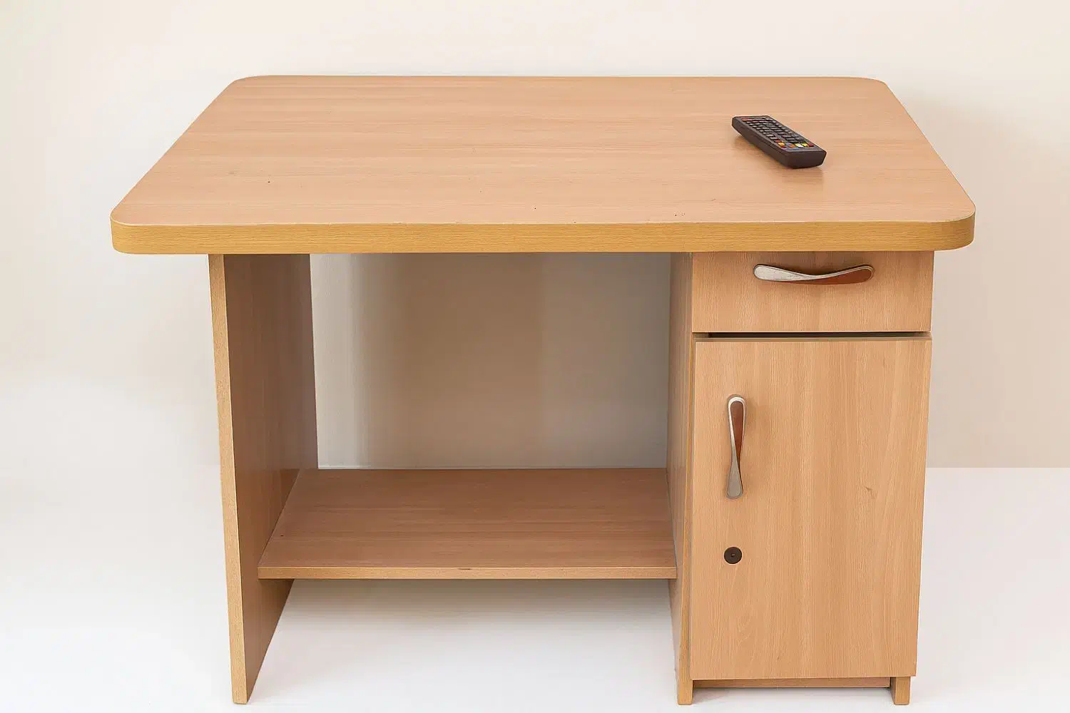 فروش میز تحریر و میز کامپیوتر (دست دوم)|میز تحریر و کامپیوتر|بندرعباس, |دیوار