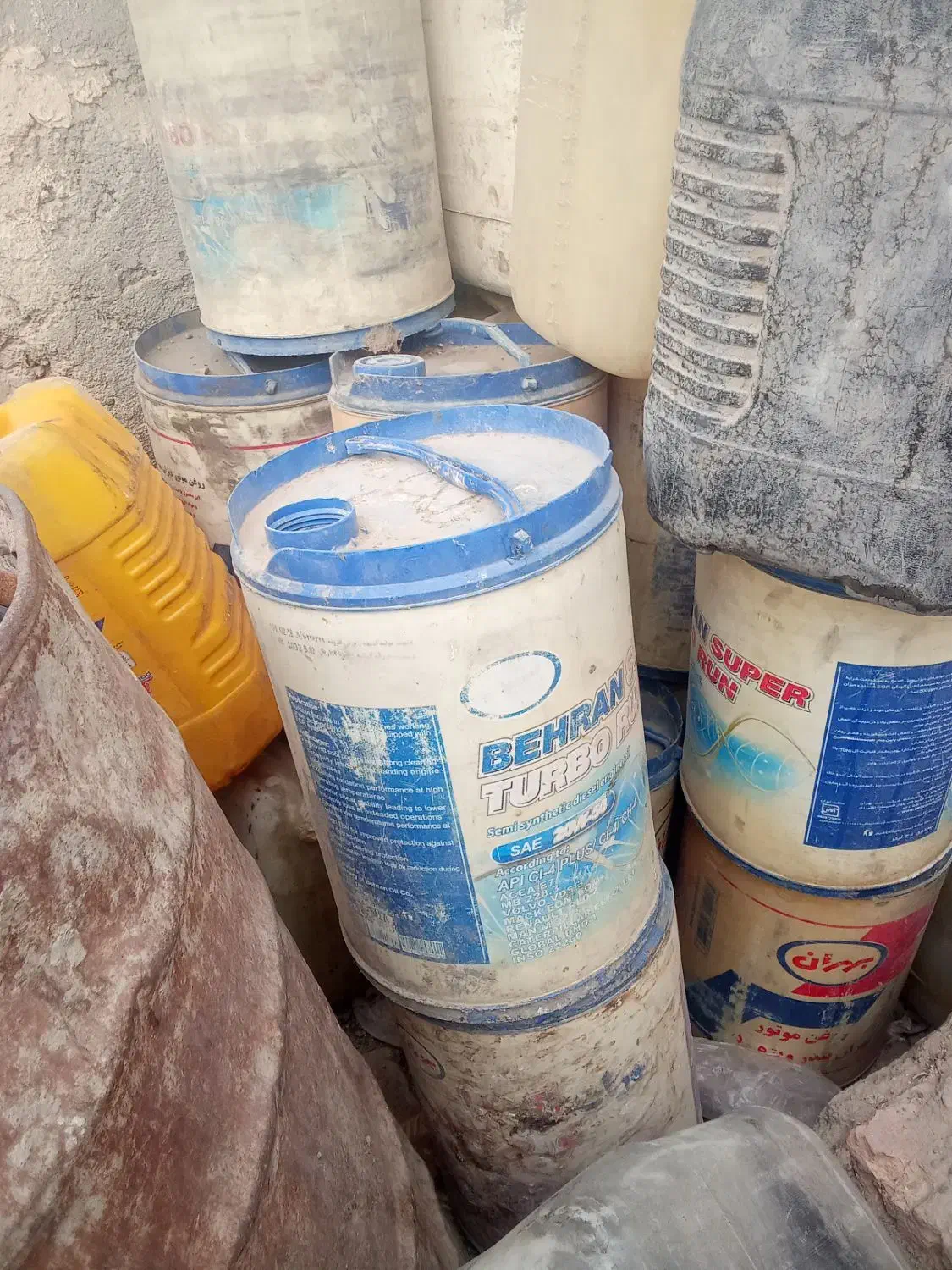 گالن نفتی|ظروف نگهدارنده، پلاستیکی، یک‌بارمصرف|زابل, |دیوار