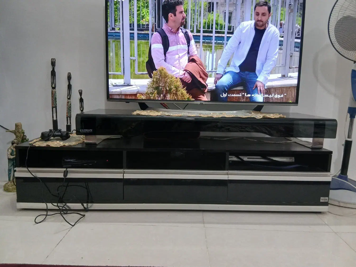 تلویزیون هوشمند با میز تلویزیون در شهریار|تلویزیون و پروژکتور|شاهدشهر, |دیوار