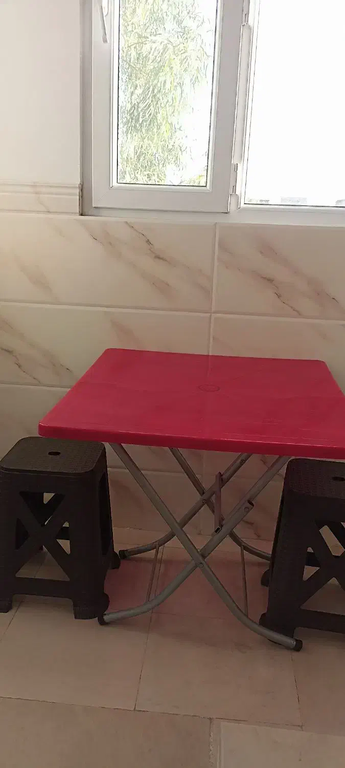 میز ناهارخوری پایه آهنی ساندویچی و صندلی پلاستیکی|میز و صندلی غذاخوری|کهریزک, |دیوار