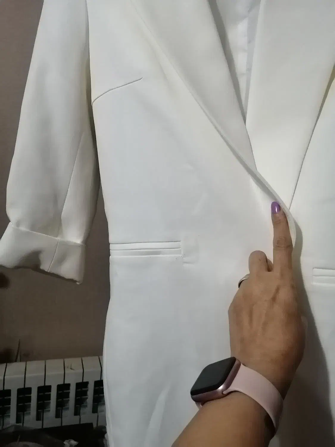 کت سفید|لباس|شیراز, ریشمک|دیوار