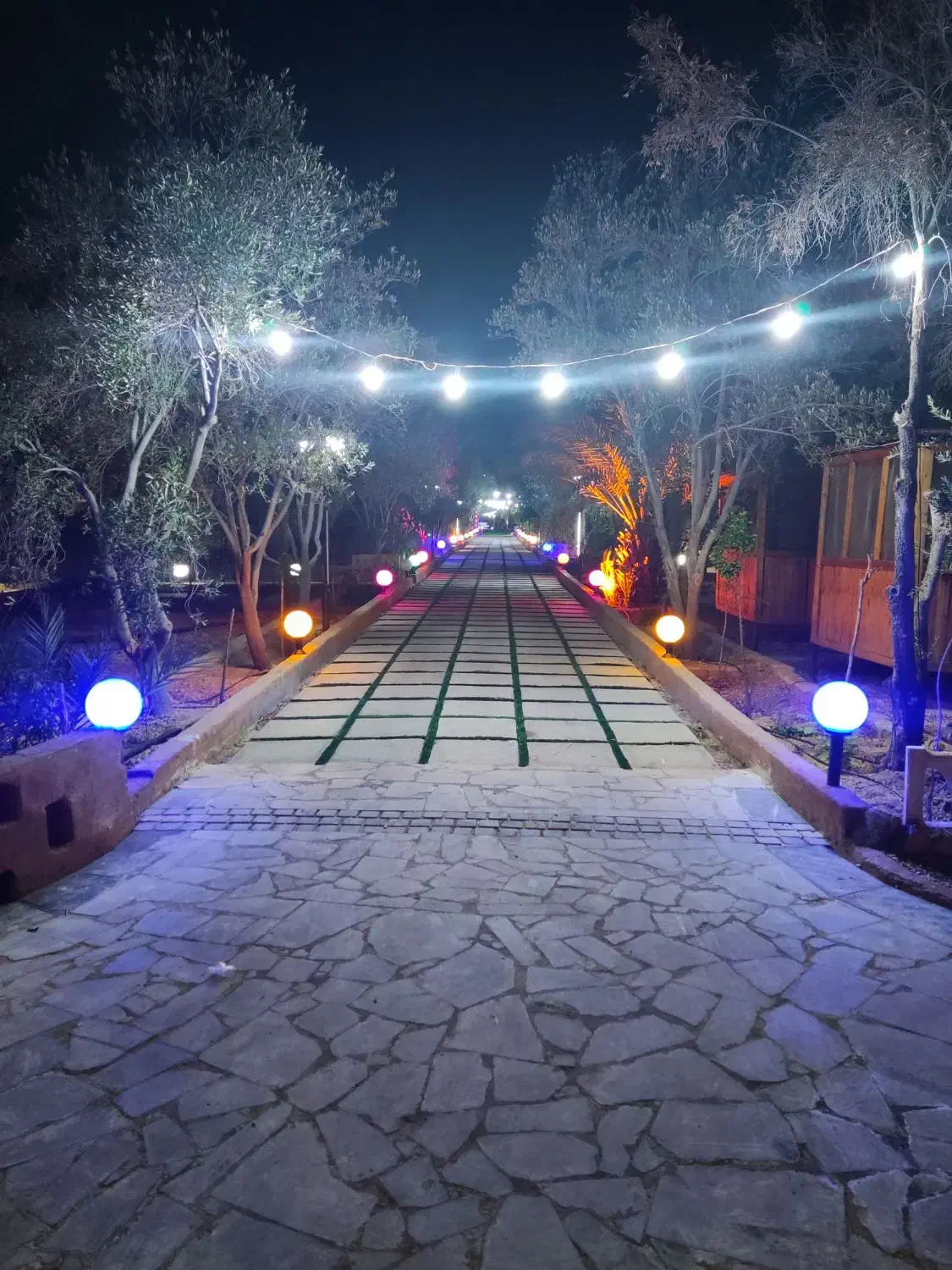 نیاز به کارگر با جای خواب و غذا در باغرستوران|استخدام خدمات فروشگاه و رستوران|کوهنجان, |دیوار