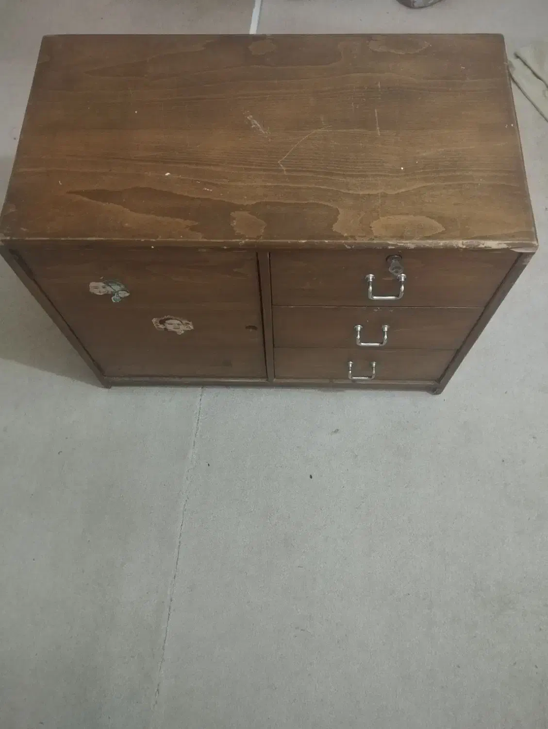 کمد چوبی چرخ دار|کتابخانه، شلف، قفسه‌های دیواری|اهواز, کوی مهدیس|دیوار