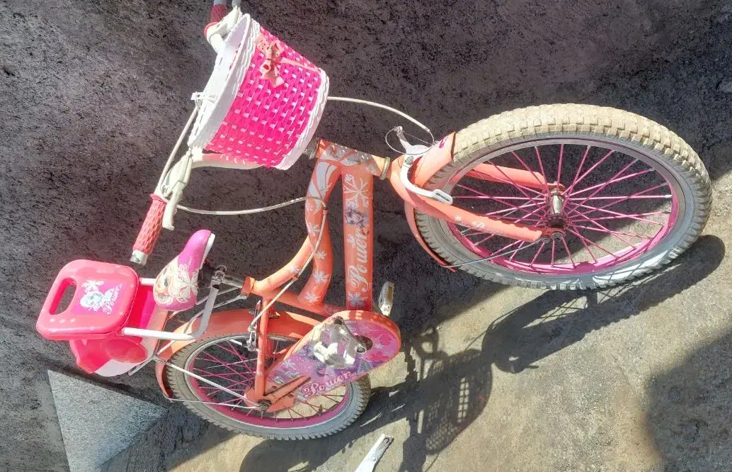 صورتی کمرنگ|دوچرخه، اسکیت، اسکوتر|میانه, |دیوار