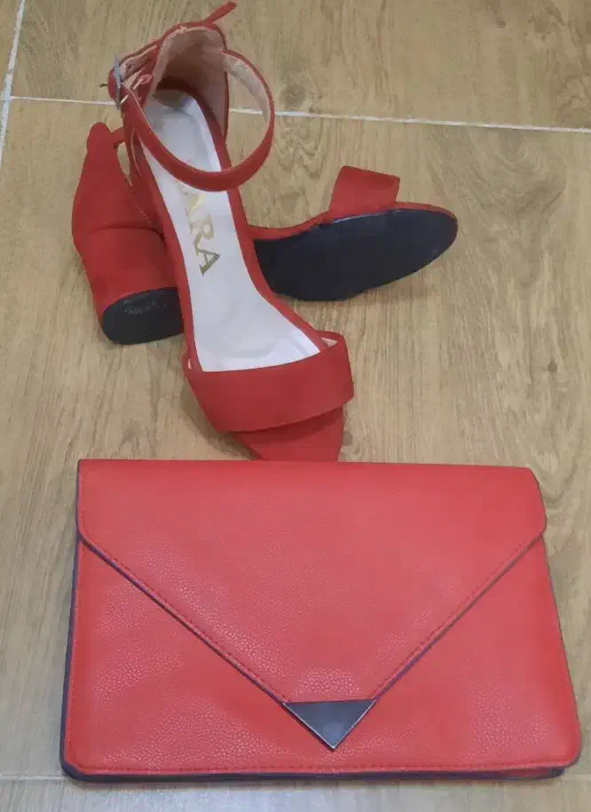 صندل و کیف قرمز|کیف، کفش، کمربند|رشت, رشتیان|دیوار