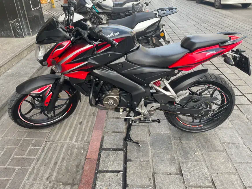 پالس ان اس ۱۵۰|موتورسیکلت|ری, سرتخت|دیوار