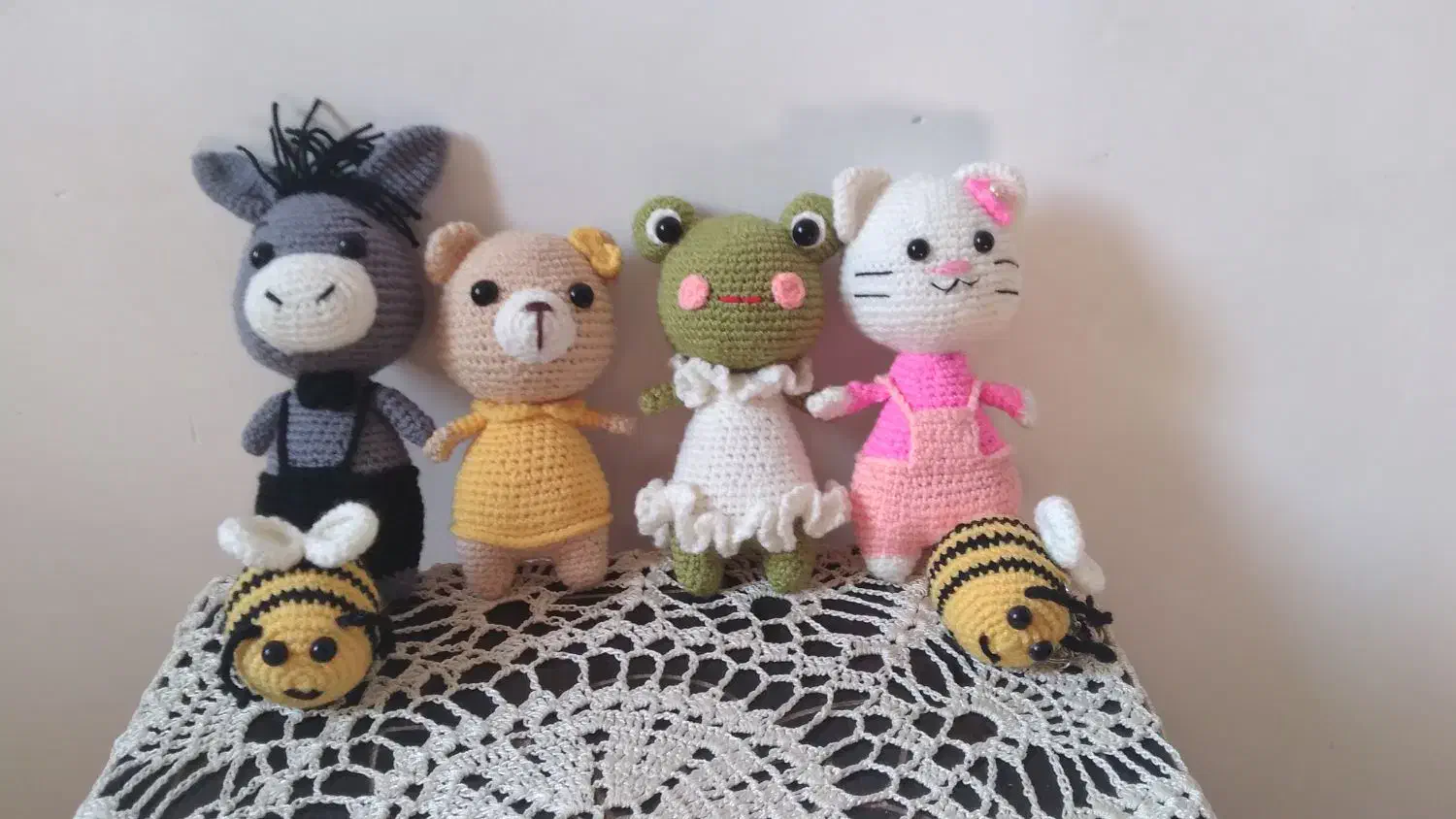 عروسک|اسباببازی بچه|کومله, |دیوار