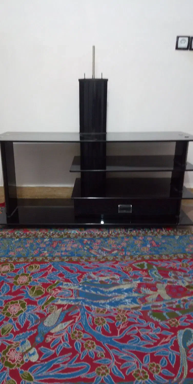 میز تلویزیون تمیز ومرتب در حد وقیمت مناسب|میز تلویزیون|شیروان (خراسان), |دیوار
