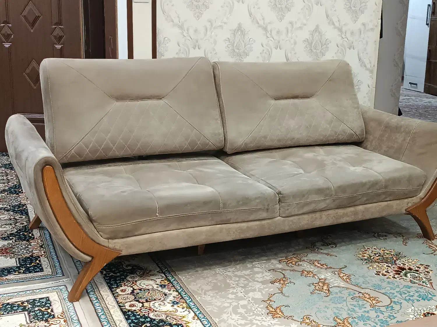 مبل ۸ نفره تخت شو همراه میز جلو مبلی و عسلی چوبی|مبلمان خانگی و میز عسلی|اسلامشهر, شهرک سعیدیه|دیوار