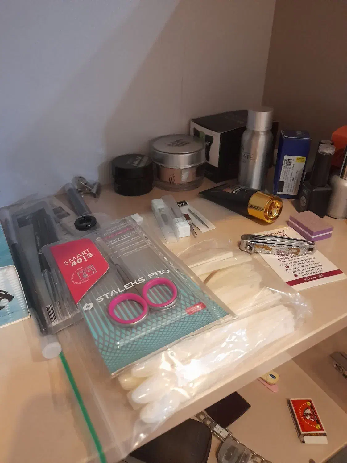 وسایل ناخن کاری|آرایشگاه و سالنهای زیبایی|رشت, منظریه|دیوار