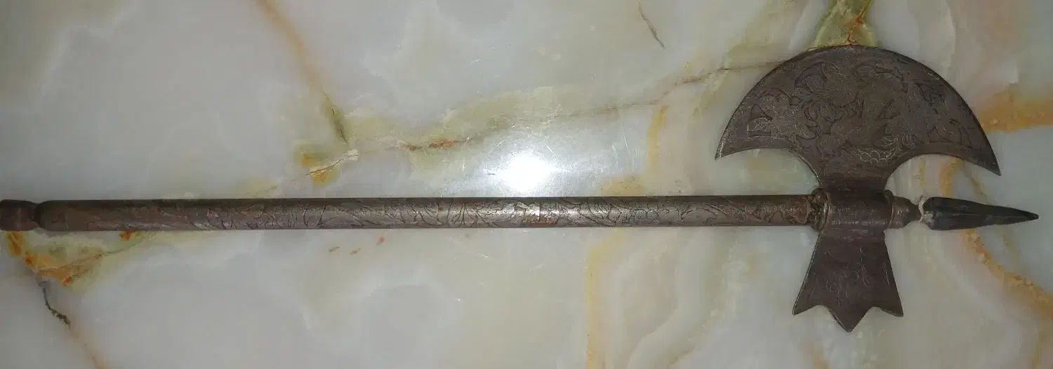 تبرزین درویشی با دسته تسبیح قدیمی انتیک|کلکسیون اشیاء عتیقه|یزد, |دیوار