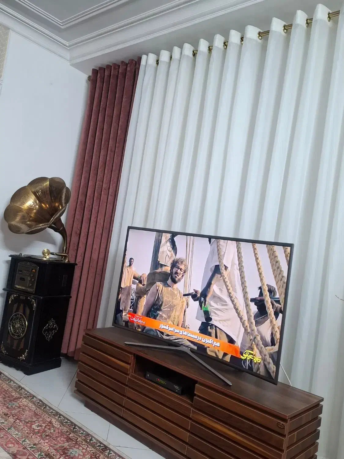 دکور پرده رنگ عنابی|پرده، رانر، رومیزی|کرج, شهرک فهمیده|دیوار