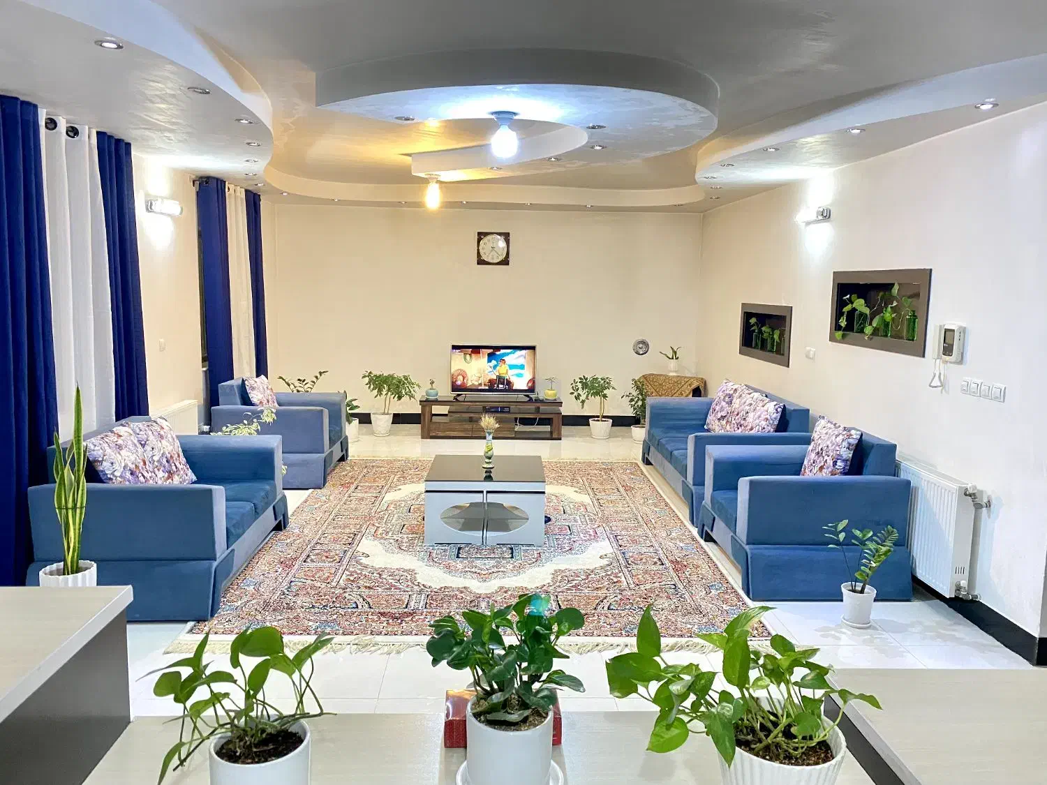 مبله صدرا دو خواب لوکس پارکینگ دار|اجارهٔ کوتاه‌مدت آپارتمان و سوئیت|شیراز, شهرک گلستان|دیوار