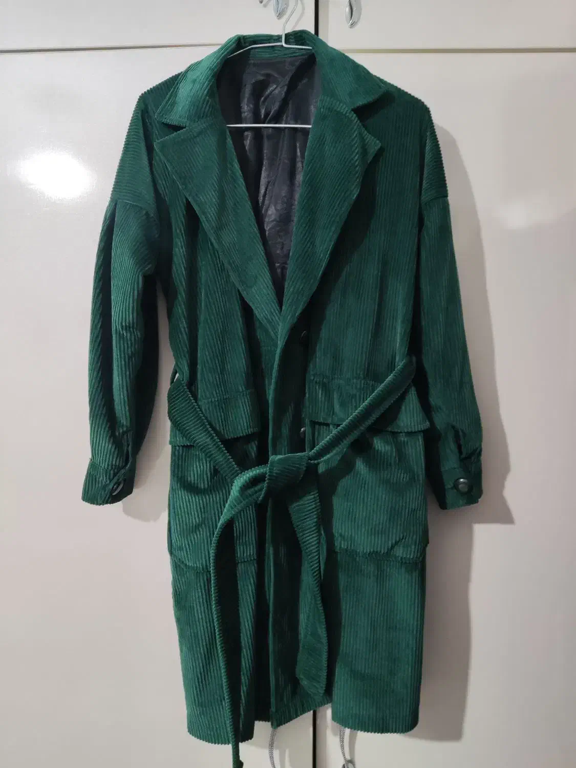 یک عدد کاپشن دوعدد پاییزه و پالتو|لباس|میانه, |دیوار