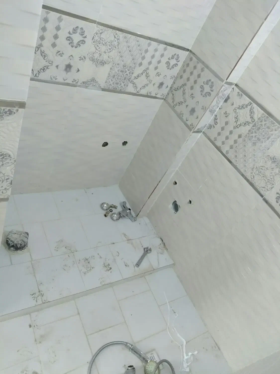 نصب کاشی و سرامیک و رفع نم سرویس ها و بند کشی|خدمات پیشه و مهارت|محمدشهر, همایون ویلا|دیوار