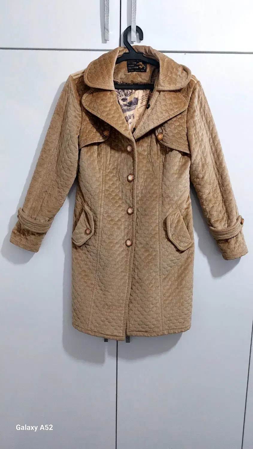 چندعدد لباس زنانه|لباس|زاینده رود, |دیوار