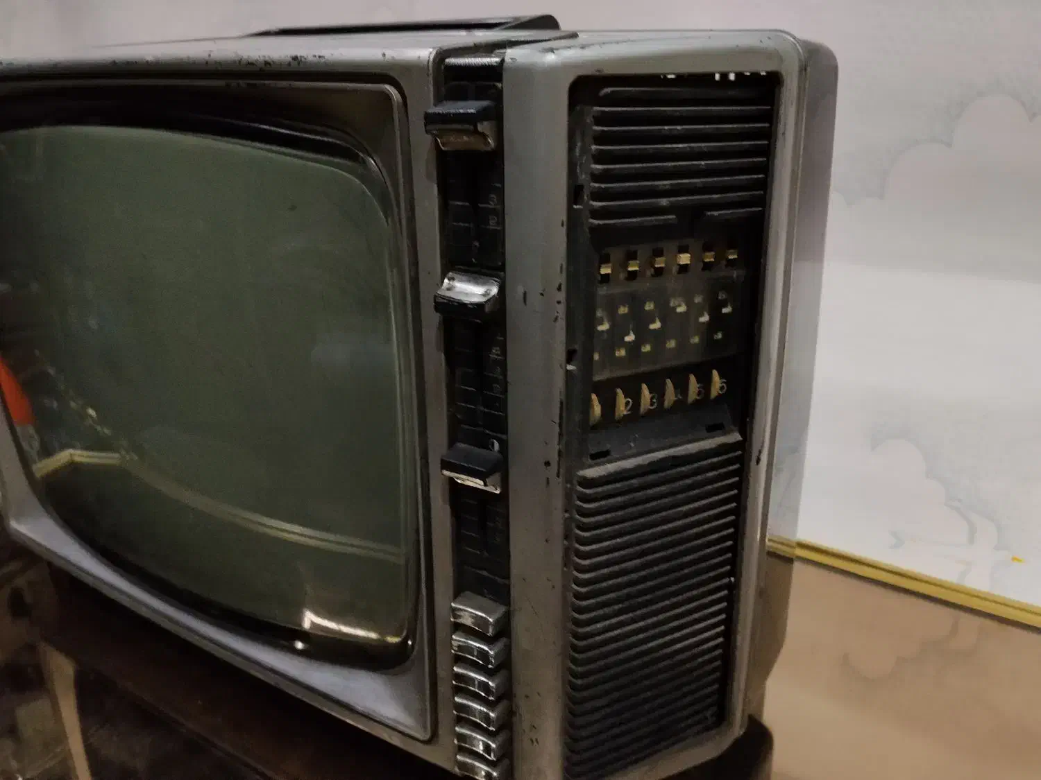 تلویزیون قدیمی فیلیپس نوستالژیک|کلکسیون اشیاء عتیقه|قرچک, میرزائی شمالی|دیوار