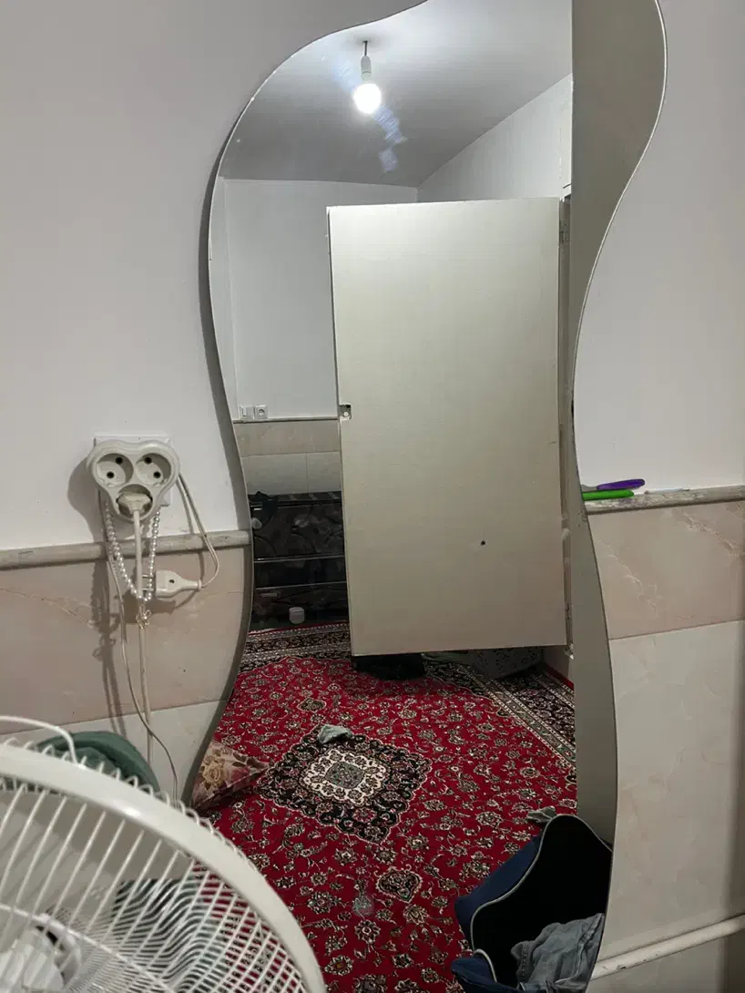 اینه بک لایت|آینه|قم, نیروگاه|دیوار