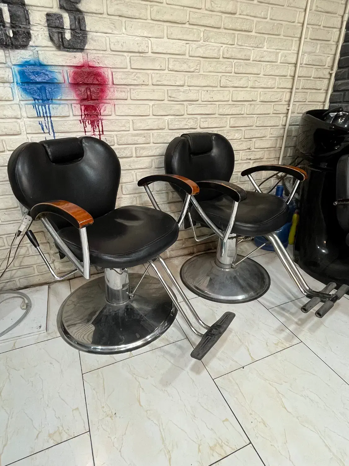 صندلی آرایشگاه|آرایشگاه و سالنهای زیبایی|اندیشه, اندیشه فاز ۱|دیوار