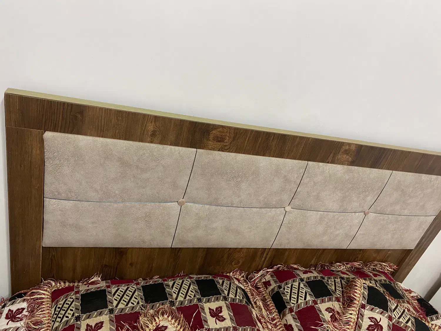 تخت خواب دو نفره|تخت و سرویس خواب|صومعه‌سرا, |دیوار