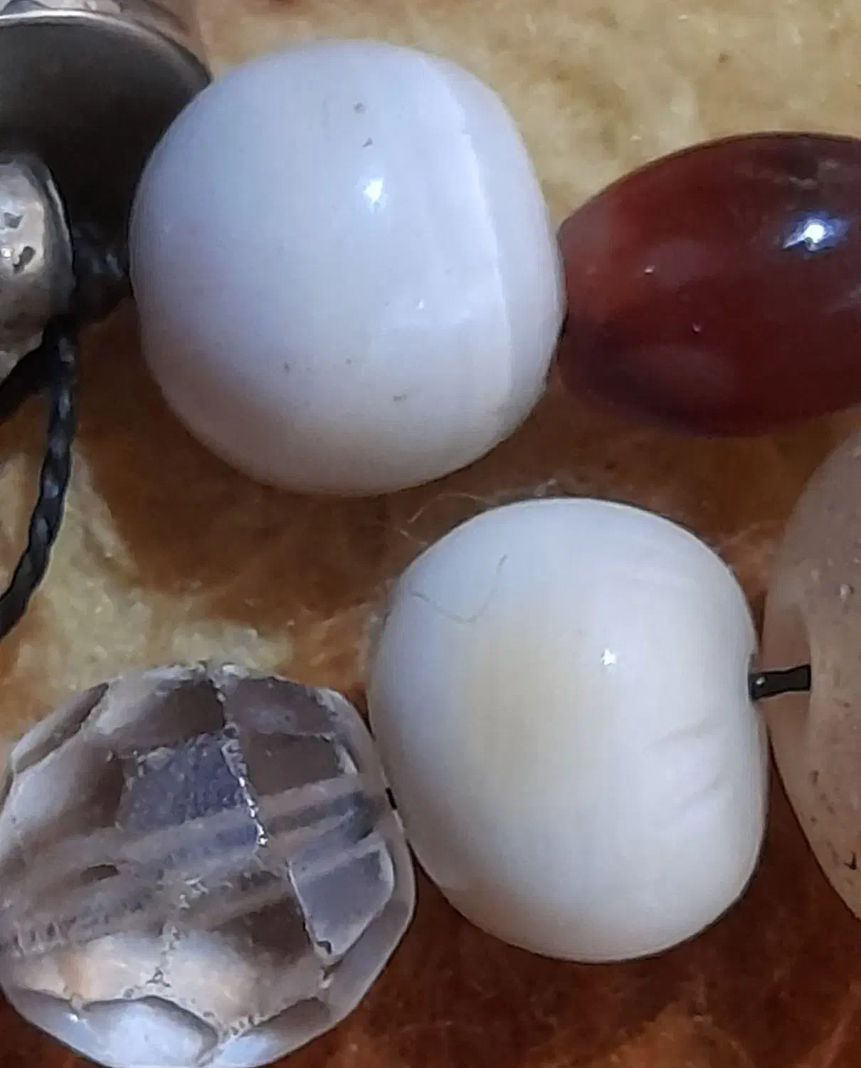 مهره سفیدشیری سلیمانی قدیمی|جواهرات|شوشتر, |دیوار