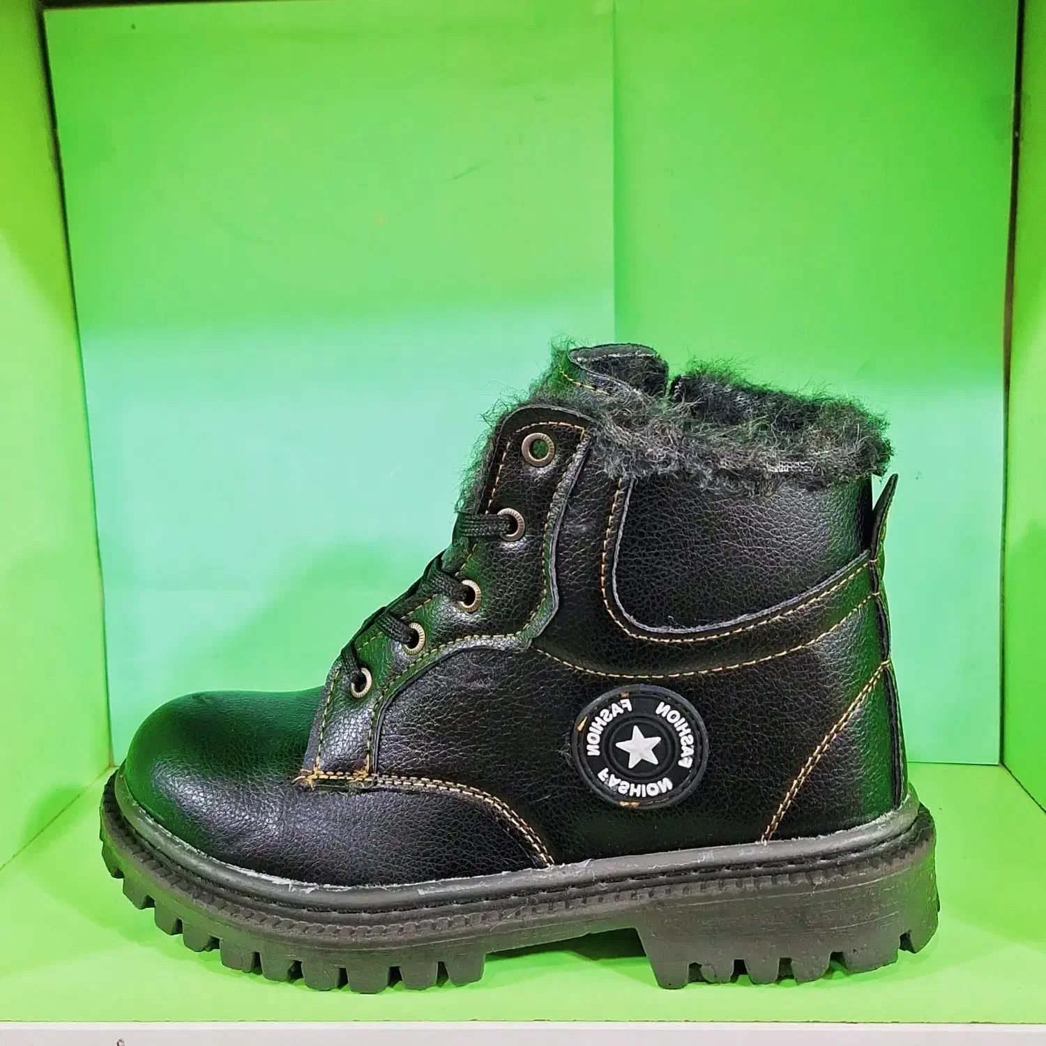 نیم پوت خز دار|کیف، کفش، کمربند|اردبیل, |دیوار