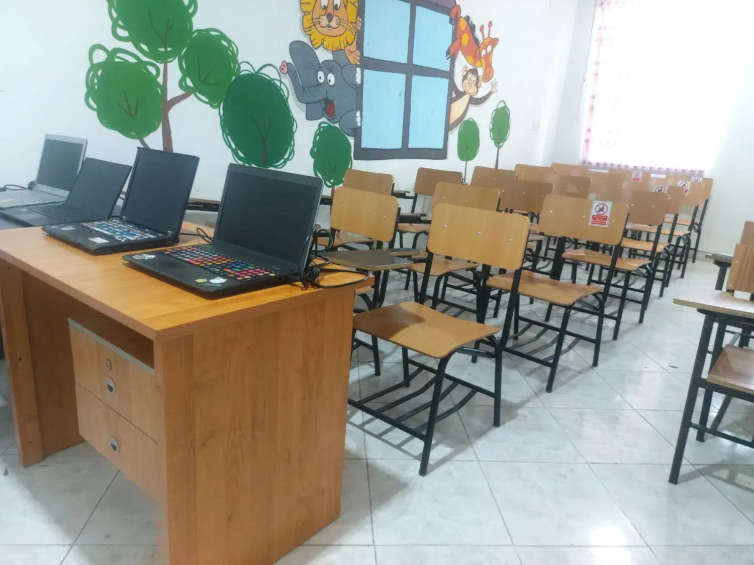 کرایه کلاس|اجارهٔ کوتاه‌مدت دفتر کار و فضای آموزشی|بندرعباس, |دیوار