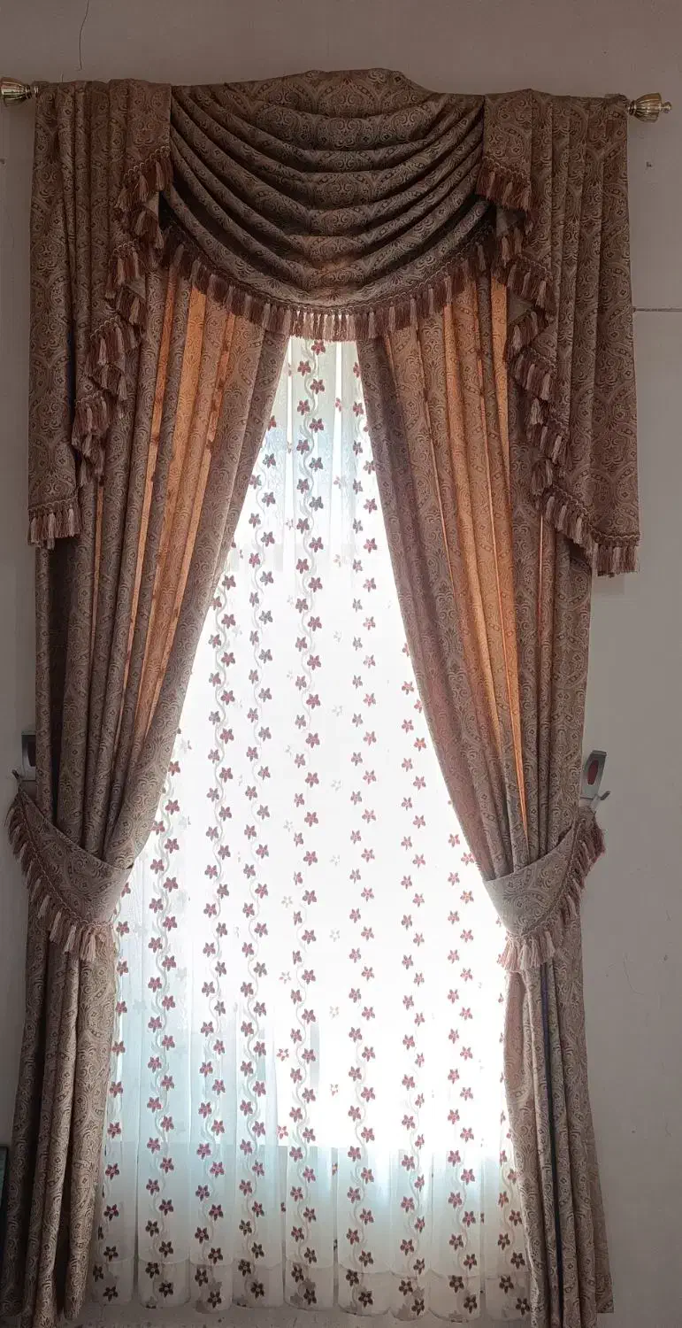 پرده|پرده، رانر، رومیزی|درمیان, |دیوار