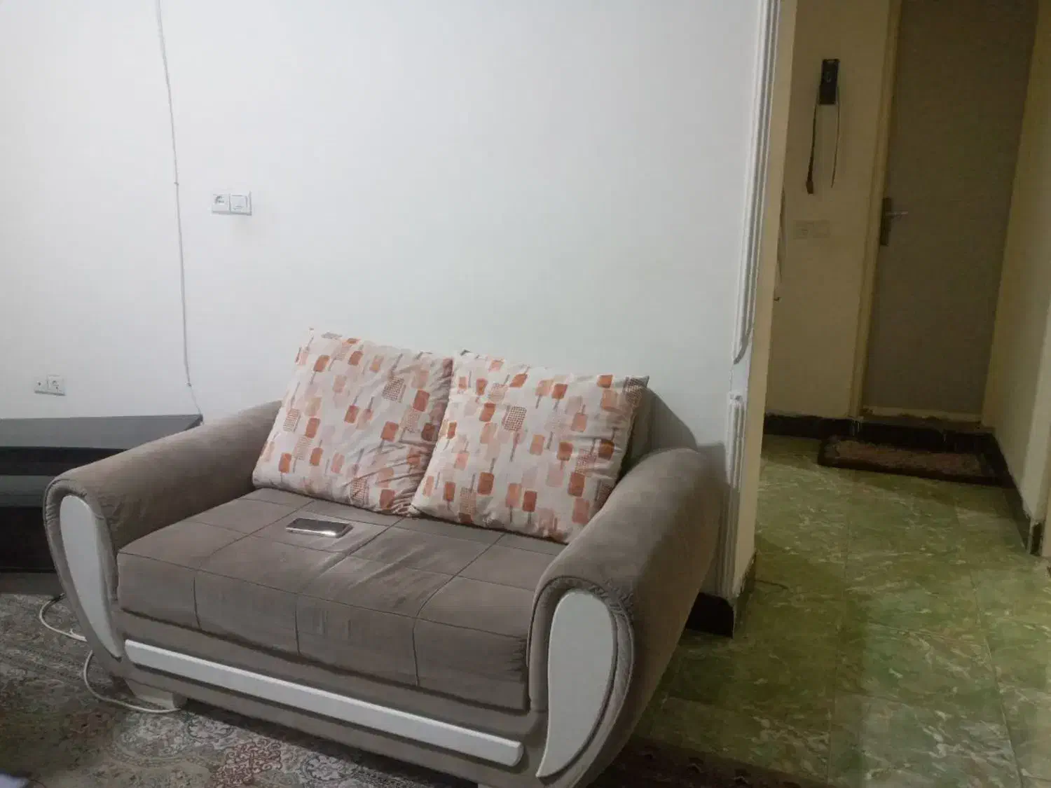 مبل ۷ نفره ۶ میلیون تومان و یک بوفه ۳ میلیون تومان|مبلمان خانگی و میز عسلی|قائم‌شهر, |دیوار