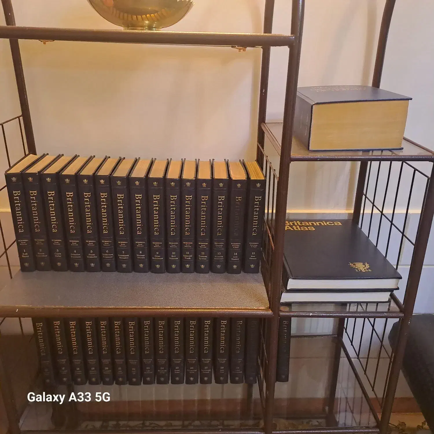 دانشنامه بیریتانیکا|کتاب و مجله تاریخی|تهران, سردارجنگل|دیوار