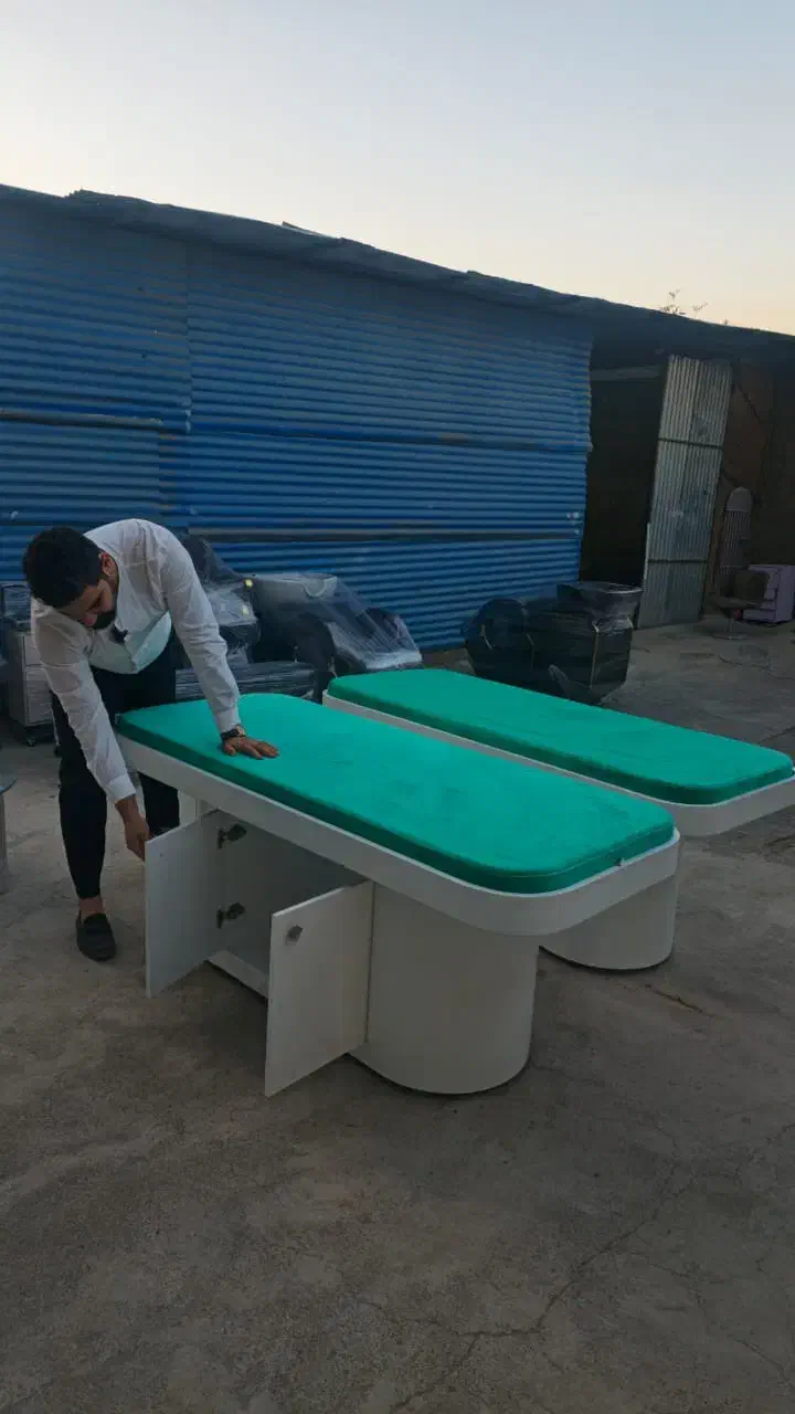 آینه قدی و میزناخن و صندلی چوبی ترولی تخت زیبایی|آرایشگاه و سالنهای زیبایی|کرج, گلدشت|دیوار