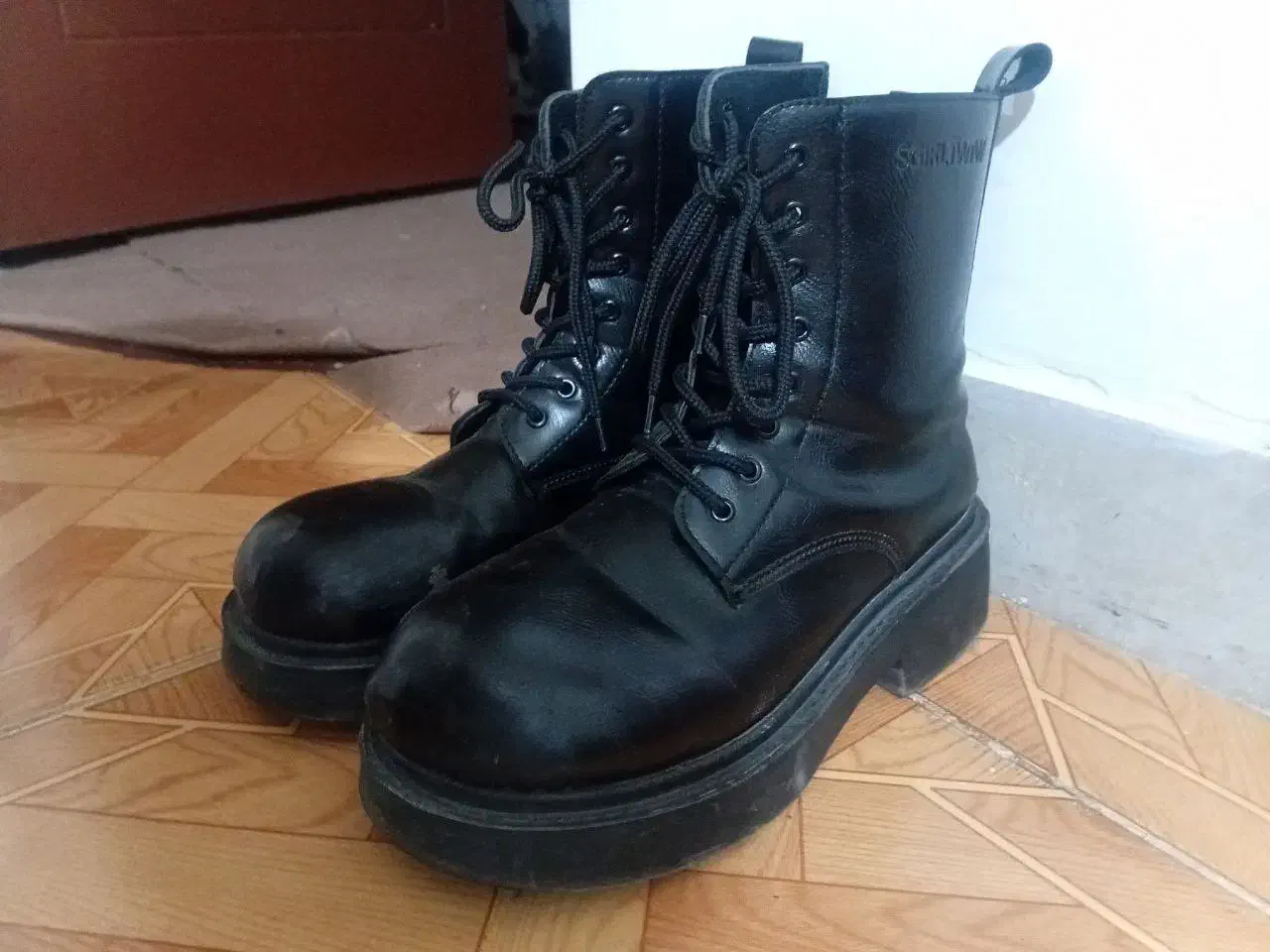 پوتین در حد نو|کیف، کفش، کمربند|آبیک, |دیوار