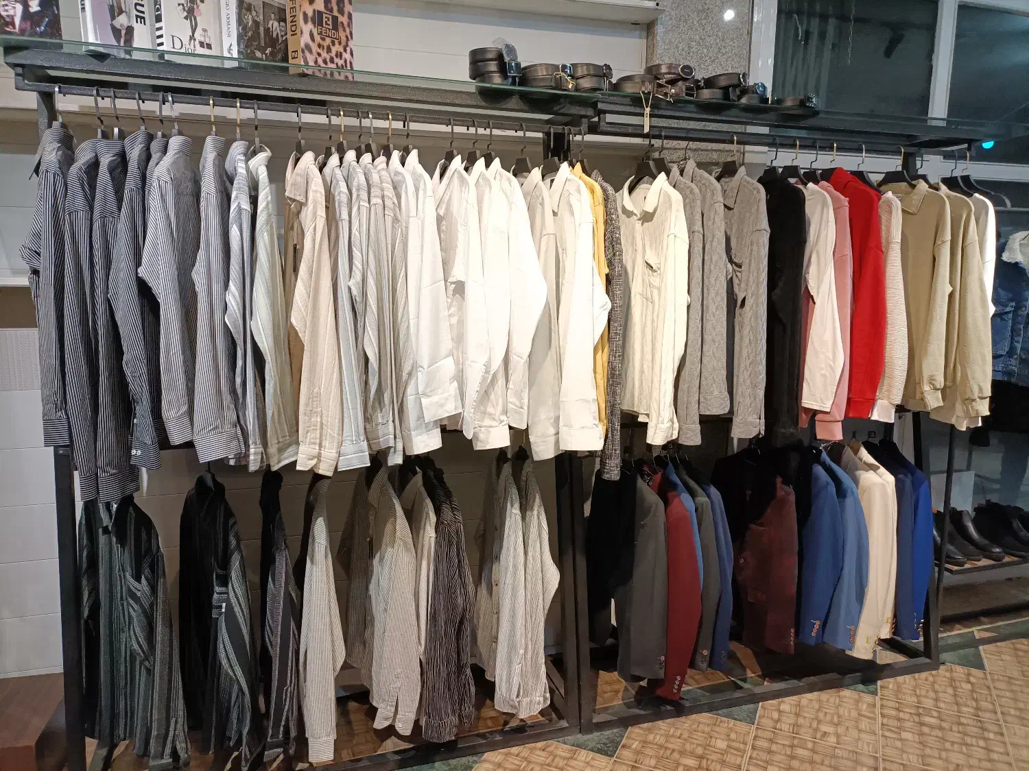 واگذاری کلیه اجناس فروشگاه پوشاک خارجی و ایرانی|فروشگاه و مغازه|خمینی‌شهر, |دیوار