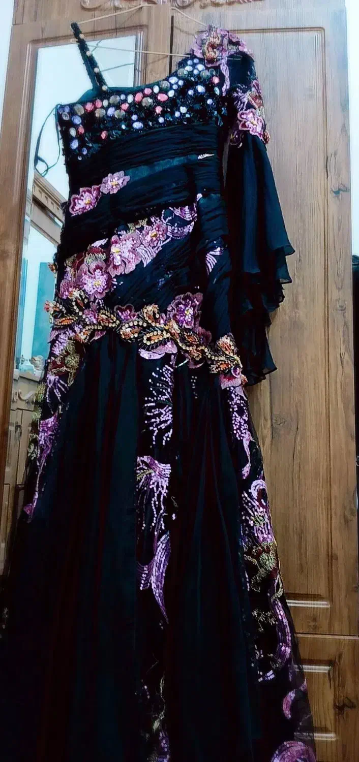 تعدادی لباس مجلسی در حد نو|لباس|تربت جام, جامی|دیوار