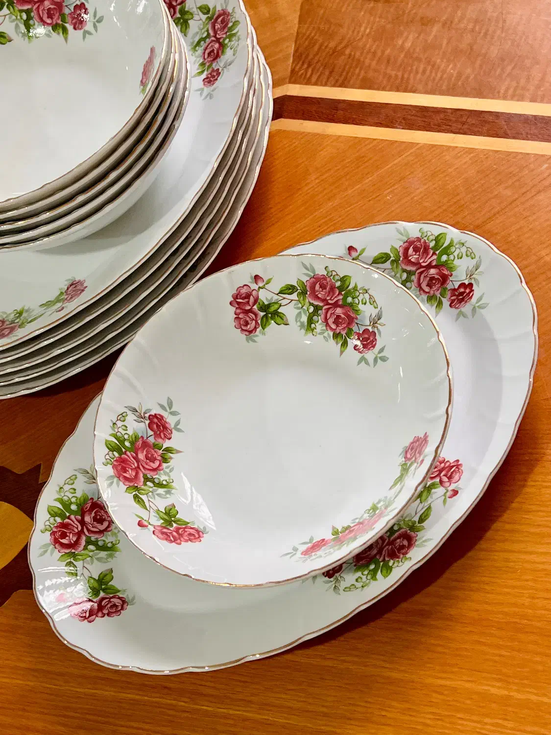 ظروف گل سرخی|کلکسیون اشیاء عتیقه|کرج, کارخانه قند|دیوار