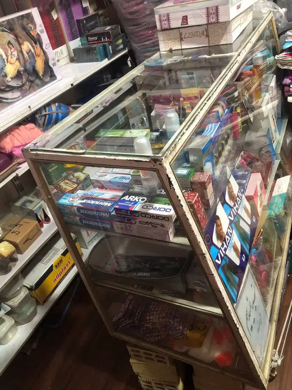 ویترین مغازه شیشه سکوریت|فروشگاه و مغازه|بروجرد, |دیوار