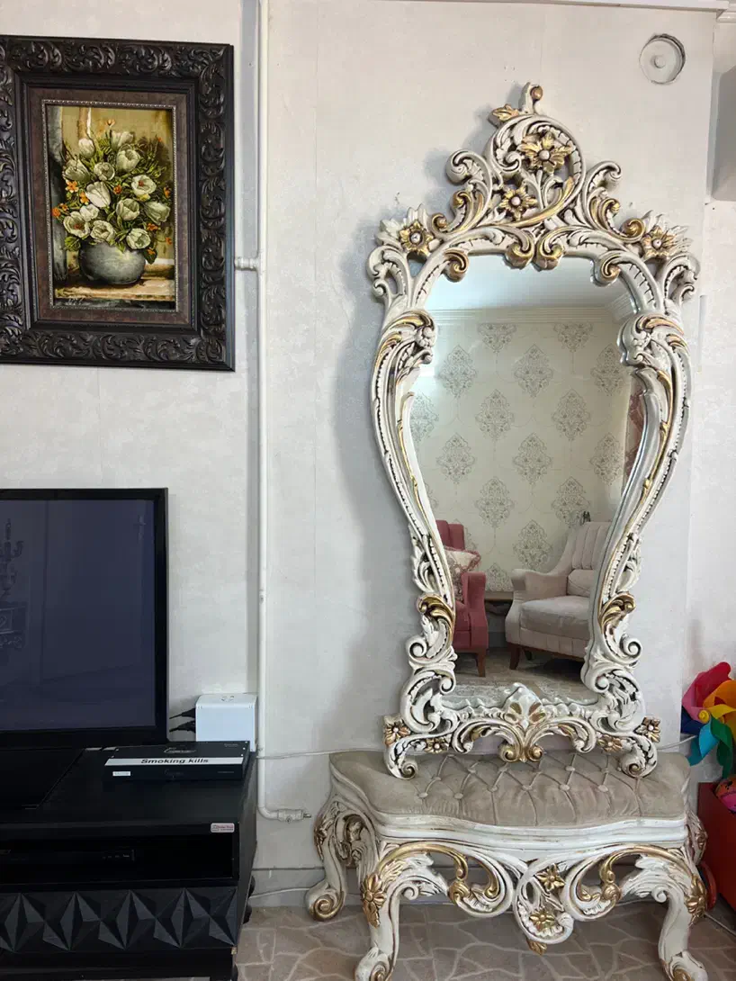 اینه قدی|آینه|ری, شهادت|دیوار