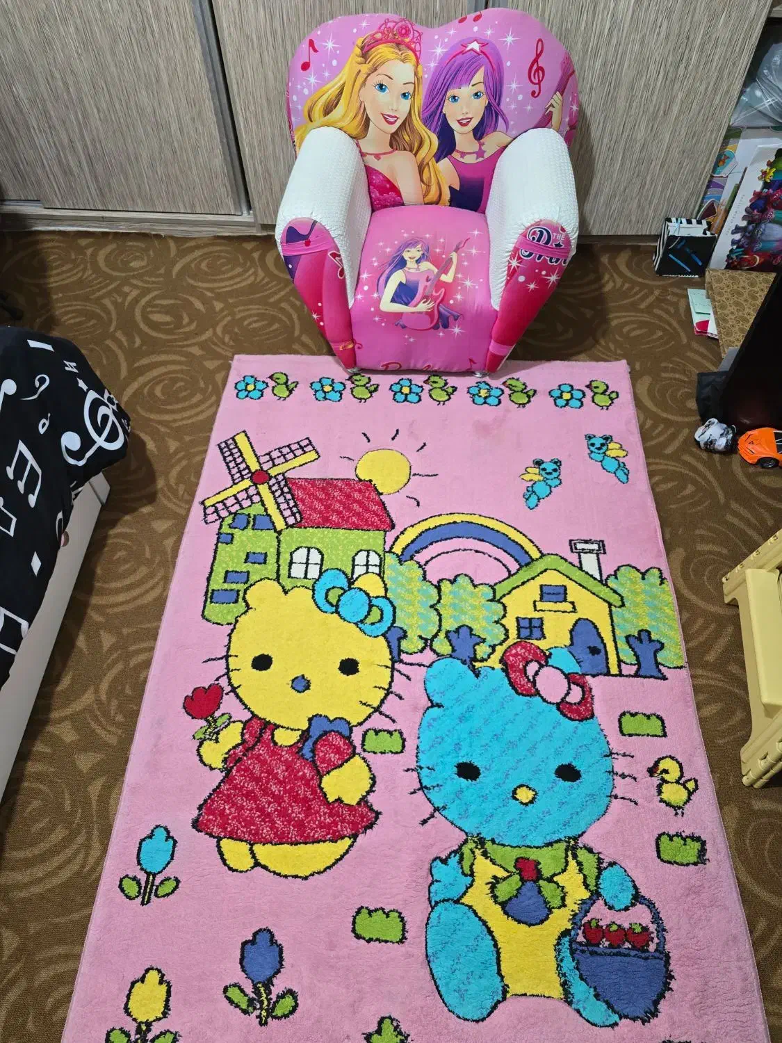 فرش اتاق کودک تمیزو سالم همراه با مبل کودک|اسباب و اثاث بچه|تهران, توحید|دیوار