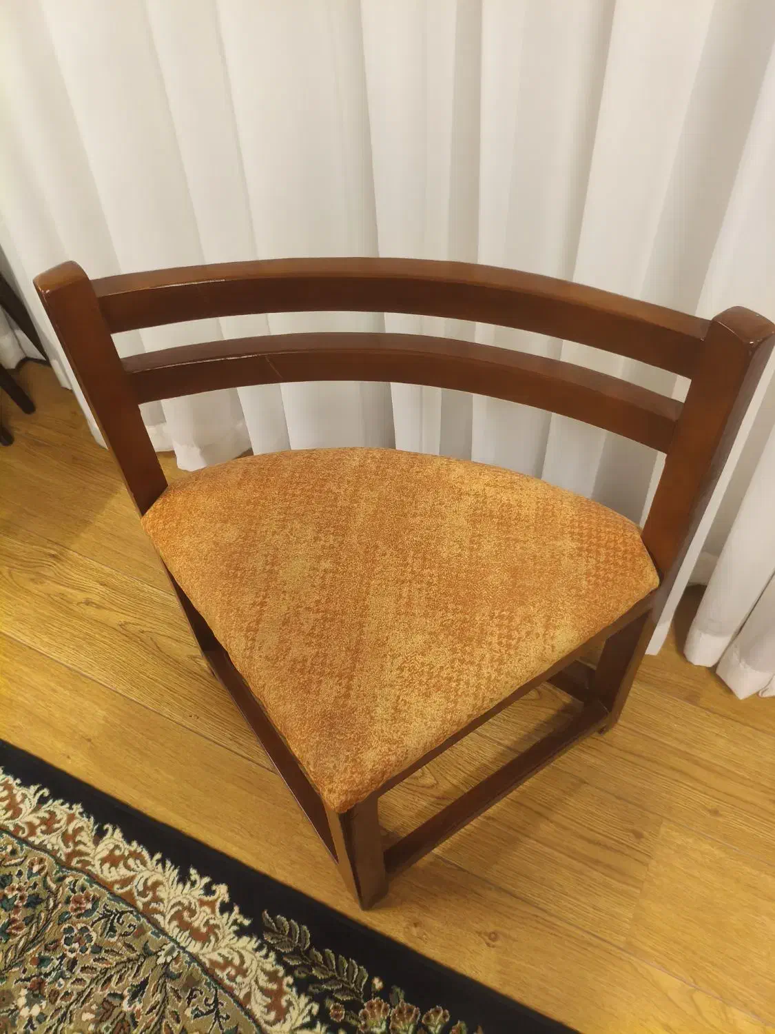 میز غذاخوری ۴ نفره گرد کم جا|میز و صندلی غذاخوری|یزد, |دیوار