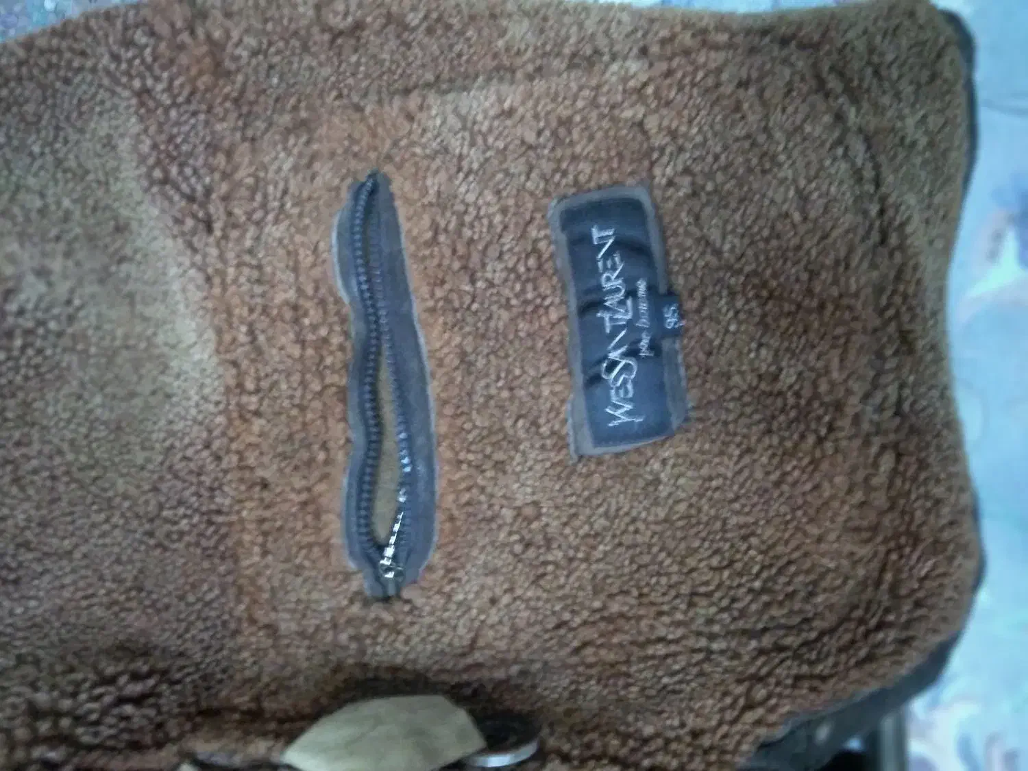 کت چرم بوفالو|لباس|رباط‌کریم, الارد|دیوار