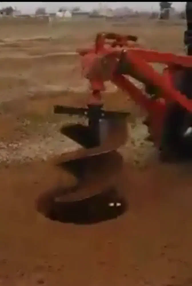 چاله کنی با تراکتور|خدمات باغبانی و درختکاری|رزن, |دیوار