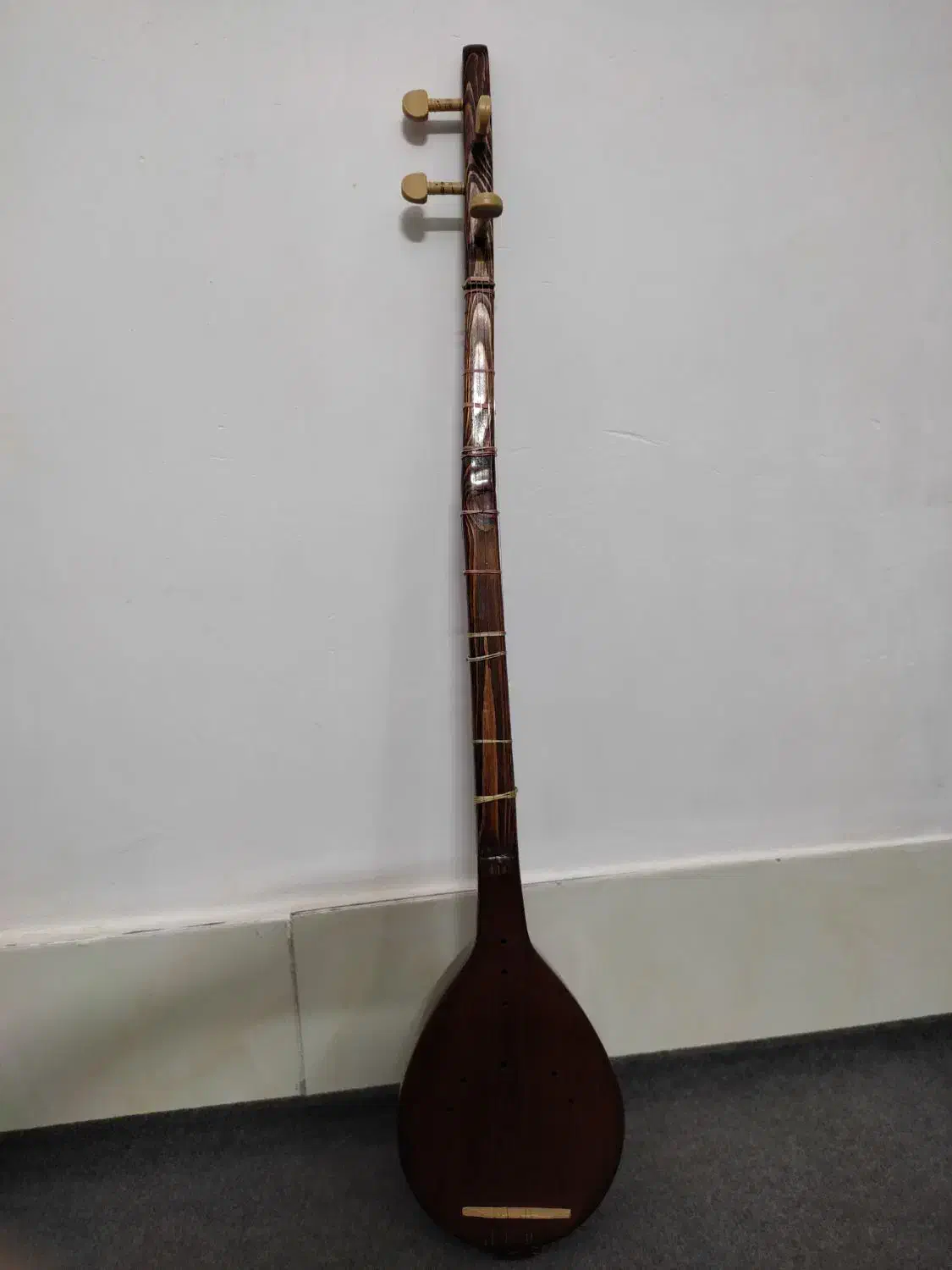 سه تار|سازهای سنتی|قم, نیروگاه|دیوار