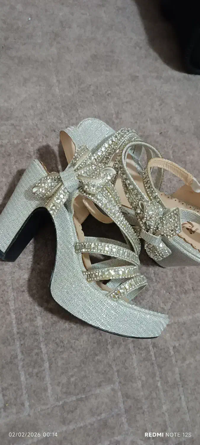 کفش|کیف، کفش، کمربند|دوگنبدان, |دیوار