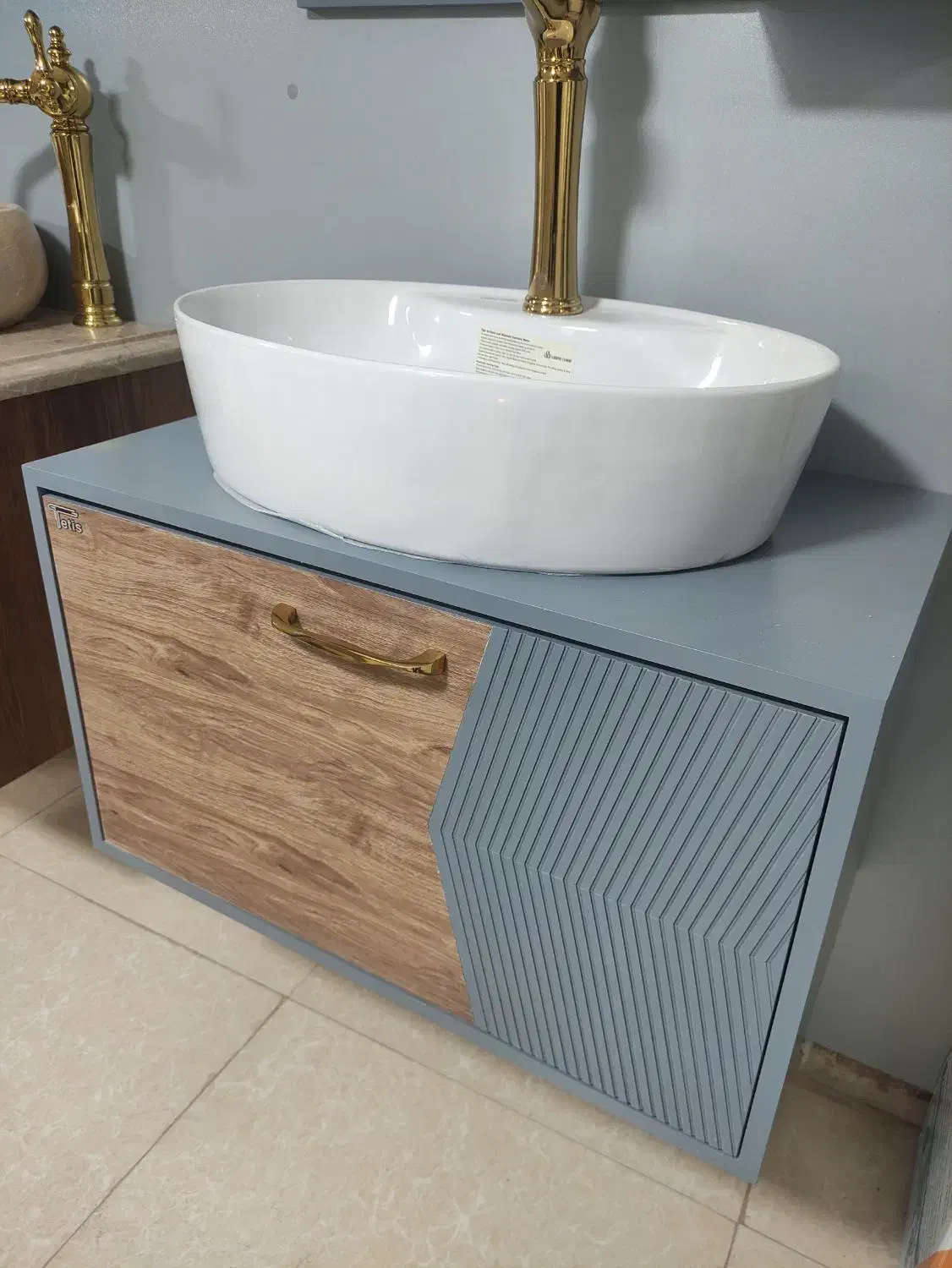 روشویی سفید کرکره با سنگ چینی کرد|لوازم سرویس بهداشتی|یزد, |دیوار