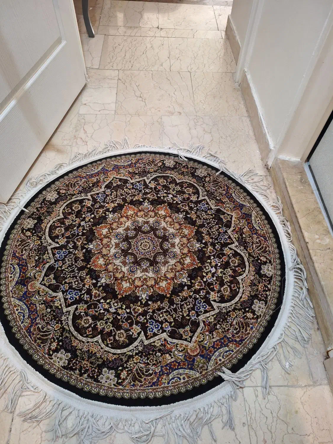 دو عددفرش گرد یک در یک زمینه سورمه ای مشهد|فرش|کرج, کوی کارمندان شمالی|دیوار