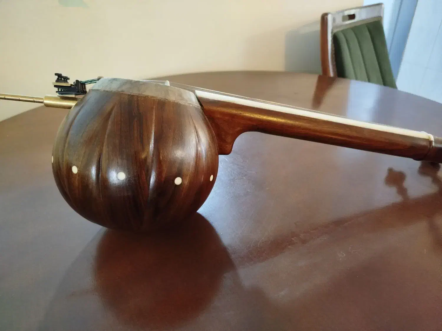 کمانچه بیاض امیرعطایی|سازهای سنتی|تهران, فلسطین (میدان انقلاب)|دیوار