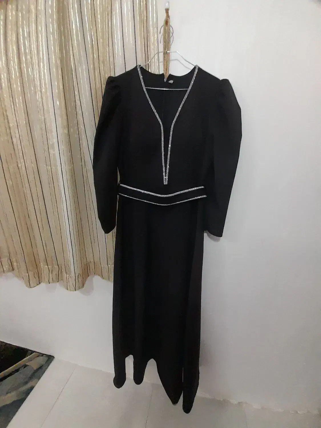 لباس مجلسی|لباس|سامان, |دیوار