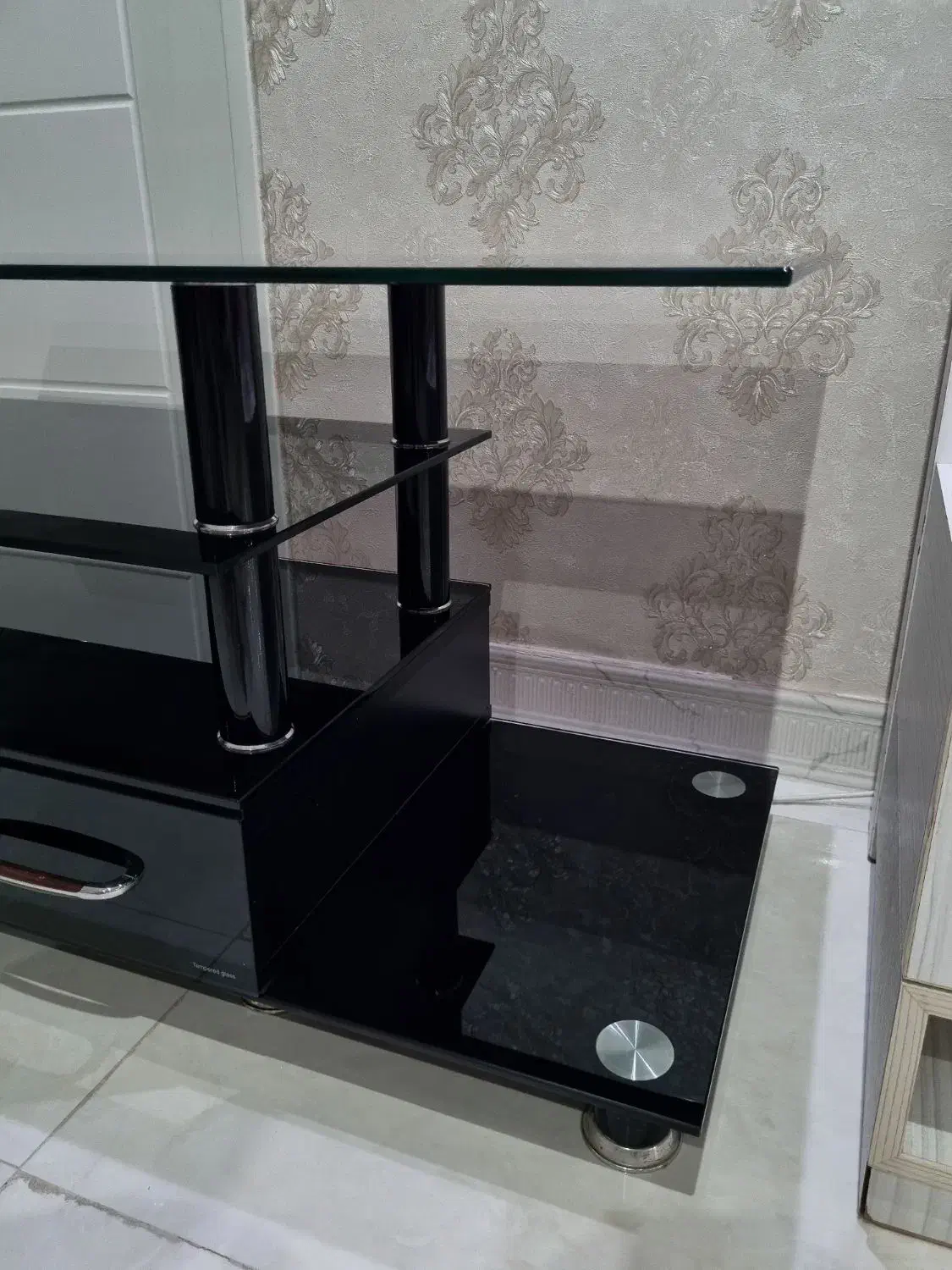 فروش میز تلویزیون شیشه ای ترکیه ای درحد نو مشکی|میز تلویزیون|هشتگرد, شهرک گلها|دیوار
